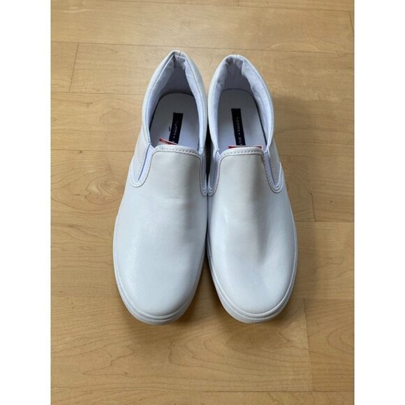 TOMMY Hilfiger BNWOT White Faux Leather Slip On "Leysi" New - Picture 2 of 8
